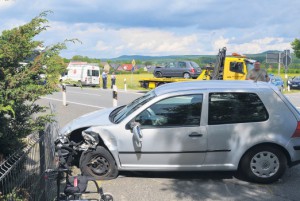 Die Hauptbetroffenen: Vorn im Bild der Golf der beiden älteren Frauen aus Bielefeld. Die Fahrerin hatte zu spät erkannt, dass der vorausfahrende Bulli hielt, um nach links abzubiegen. Die Golffahrerin wich in den Zaun aus, der nachfolgende Nissan fuhr auf den Transporter auf. Foto: A. Großpietsch