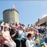 Zum sonnigen Nachmittag mit Gesang und Musik stürmen die Fans den Ravensberg