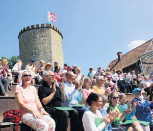 Sonniger Applaus: Zahlreiche Volksmusik-Fans stürmten am Samstagnachmittag das Amphitheater der Burg Ravensberg und lauschten mit großer Begeisterung den Volksliedern der beteiligten Chöre. Fotos: E. Rekate