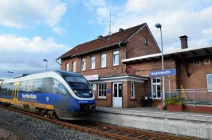 Bahnhof mit Haller Willem: Seit mehr als einem Jahr können Passagiere des Nahverkehrszuges höchstens auf dem Bahnsteig warten. Eine Investorengruppe hat jetzt ein Konzept entwickelt, um diesen Zustand zu verändern. Um es zu verwirklichen, müsste die Kreissparkasse aber auf viel Geld aus ihrern Forderungen verzichten. Foto: A. Großpietsch