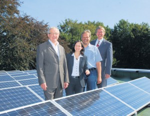 Auf dem Weg: Die Stadt Borgholzhausen ist schon seit einiger Zeit dabei, im Bereich Energiewende Akzente zu setzen. Hier werben auf dem Dach des Rathauses für das Solarkataster und für die Investition in Solaranlagen – von links: Bürgermeister Klemens Keller, Dorothea Ludwig (Firma IP Syscon), Eckhard Strob (allgemeiner Vertreter des Bürgermeisters) und Thomas Wirp (RWE-Kommunalbetreuer). Foto: d. h. serowy