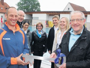 Mächtiger Schlüssel: Freuen sich mächtig über die gelungene Neueröffnung – von links:: Lars Kattner (Schwimmmeister), Hermann Ludewig (Förderverein), Biljana Geadas da Luz (Stadtverwaltung), Bauamtsleiterin Kerstin Otte, die Architekten Sven Stratmann und Ulrike Tober sowie Bürgermeister Klemens Keller. Foto: a. heim