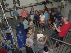 Woher kommt das Wasser für Lemgo? – Karl Fischer und die 5. Klasse des Engelbert-Kämpfer-Gymnasiums. Foto: Kreis Lippe