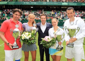 Erstklassige Unterhaltung im Mixed-Duell der >Champions Trophy< (von links): Michael Stich, Antonia Lottner, Turnierdirektor Ralf Weber, Angelique Kerber und Richard Krajicek. © GERRY WEBER OPEN (HalleWestfalen)