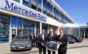 Symbolische Schlüsselübergabe der Mercedes-Benz-Fahrzeugflotte für die 21. GERRY WEBER OPEN in HalleWestfalen (vorne von links): Hans-Peter Lisson (Verkaufsleiter Mercedes-Benz), Horst Erpenbeck (Marketingleitung GERRY WEBER OPEN), Peter Süßmilch (Direktor der Niederlassung Mercedes-Benz) sowie der Turnier-Fahrdienst (hinten von links) mit Dorthe Peperkorn (Fahrdienstleitung), Michael Janke und Lorena Vahlkamp. © GERRY WEBER OPEN (HalleWestfalen)