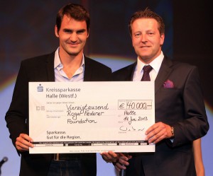 Turnierdirektor Ralf Weber (rechts) übergibt Roger Roger Federer, GERRY WEBER OPEN-Finalist 2013, einen Scheck in Höhe von 40.000 Euro für seine Afrika-Stiftung, die „Roger Federer Foundation“. © GERRY WEBER OPEN (HalleWestfalen)