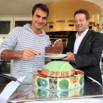 Turnierdirektor Ralf Weber empfängt den Tennis-Superstar Roger Federer