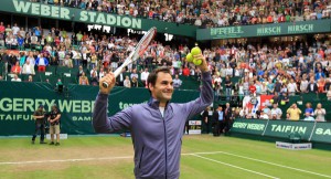 In Jubelpose: Maestro Roger Federer nach seinem Halbfinalsieg bei den GERRY WEBER OPEN 2013.  © GERRY WEBER OPEN (HalleWestfalen)