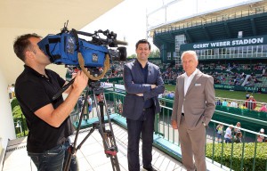 Kabelpionier CNN dreht für „World Sport“ ein Turnierporträt über die GERRY WEBER OPEN in HalleWestfalen: Turnierinitiator Gerhard Weber (rechts) im Interview mit CNN-Moderator Pedro Pinto (Mitte). © GERRY WEBER OPEN (HalleWestfalen)