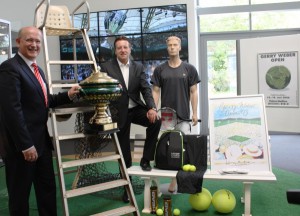 Der Siegerpokal der GERRY WEBER OPEN 2013 ist das Prunkstück der Ausstellung in der Kreissparkasse HalleWestfalen: Kreissparkassen-Vorstandschef Hartwig Marthmann (links) und Turnierdirektor Ralf Weber präsentieren sehenswerte Exponate aus zwei Jahrzehnten Turnierhistorie. © GERRY WEBER OPEN (HalleWestfalen)