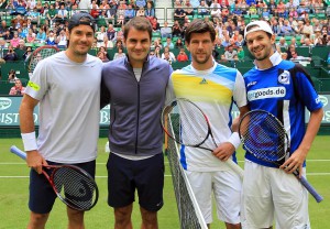 Der krönende Abschluss des ersten Turniertages bot Spannung, Dramatik und bestes Entertainment (von links): Tommy Haas, Roger Federer und das siegreiche Duo Jürgen Melzer und Philipp Petzschner. © GERRY WEBER OPEN (HalleWestfalen)