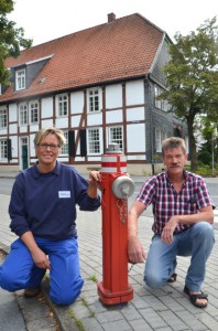 Haben gemeinsam den Haller Trinkwasser-Wanderweg entwickelt: Wassermeisterin Ilka Brömmelsiek von der TWO und Stadtführer Hart-mut Lüker. Premiere wird am 2. Juni sein.