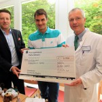 Tennis-Superstar Roger Federer (Mitte) und Turnierdirektor Ralf Weber (links) übergaben einen 5.000-Euro-Scheck an Professor Dr. Johannes Otte (Chefarzt Kinder- und Jugendklinik Bethel). © GERRY WEBER OPEN (HalleWestfalen)