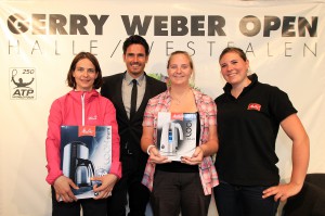 Am Ladies’ Day suchte Melitta, Sponsorpartner der GERRY WEBER OPEN, die schnellste Servierkraft, und „Bachelor“ Jan Kralitschka übergab die hochwertigen Preise an (von links): Simone Niemeyer (1. Platz), Katha Zielonkowski (2. Platz) und Alina Sachtleben von Melitta. © GERRY WEBER OPEN (HalleWestfalen)