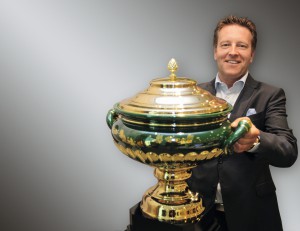 Die 21. Auflage der GERRY WEBER OPEN 2013 befindet sich auf der Zielgeraden und Turnierdirektor Ralf Weber mit dem exklusiven Siegerpokal bilanziert: „Wir erleben ein tolles Turnier mit prächtiger Stimmung und herausragenden Matches.“ © GERRY WEBER OPEN (HalleWestfalen)