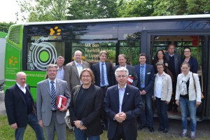 Freuen sich über die wachsende Zahl der Fahrgäste: Die Teilnehmer der Naturparkbus-Sponsorenfahrt. Foto: Kreis Lippe