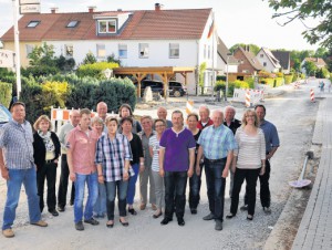 Sanierung der Mühlenstraße läuft gut / Anwohner freuen sich über hilfsbereite Baufirma Eine Baustelle verbindet: Die Anwohner der Mühlenstraße treffen sich künftig einmal im Monat, um über den Baufortschritt zu sprechen. Mit den Arbeiten sind sie dabei zufrieden, doch die vielen Raser stören die Anwohner. Foto: S. Faulhaber