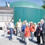 Seniorengruppe der evangelischen Kirchengemeinde lässt sich die Biogasanlage von Jörg Düfelsiek erklären