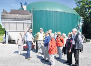 So siehts aus: Jörg Düfelsiek (Zweiter von links) zeigt der Seniorengruppe der evangelischen Kirchengemeinde Brockhagen seine Biogasanlage, in der nachwachsende Rohstoffe verwertet werden.