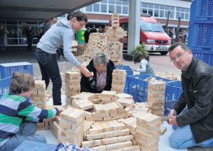 Kreativer Klötzchenbau: Die tausenden von Holzbausteinen weckten bei so manchen Erwachsenen das Kind in ihnen. Und so spielten und bauten Jung und Alt gemeinsam Türme, Burgen und Fantasiegebilde. Fotos: j. Wohlgemuth