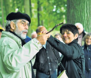 Exotische Geste: Ethnologe Professor Ivo Strecker mit einem Woko-Stab, der in Äthiopien auch als Was-Stab bekannt ist. Er soll den Geist des Guten beschwören – auch für die Bürgerinitiative und deren Vorsitzende Ursula Reinsch (rechts). Fotos: F. GONTEK