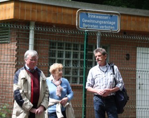 Stadtführer Hartmut Lüker (rechts) erklärt eine von 10 Themenstationen.