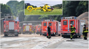 Großeinsatz: Zahlreiche Feuerwehrleute mit ihren Spezialfahrzuegen wurden für den Rettungseinsatz ebenso gebraucht wie Rettungstransport- und Notarztwagen. Sogar der ADAC-Rettungshubschrauber aus Rheine (Bild oben) musste herangezogen werden. Damit wurde der Schwerstverletzte, der sich in Lebensgefahr befand, abtransportiert. Fotos: A. Großpietsch