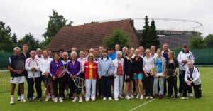 Diesmal waren es nicht die Tennisprofis, die die Rasencourts beschlagnahmt hatten. Diesmal waren es über 40 Hobby- und Freizeit-Tennisspieler des TC Blau-Weiss Halle, die am vergangenen Sonntag auf den Rasenplätzen ihr traditionelles Turnier im Schatten des GERRY WEBER STADION austrugen. © Kurt Vahlkamp