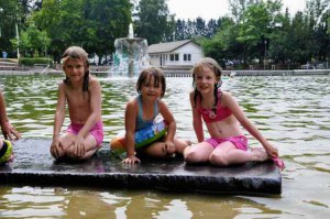 Willkommene Abkühlung: Lea, Juliane und Jordyn (von links) machen auf dem riesigen Schwimmbrett nur kurz Pause, bevor sie sich wieder kopfüber ins Wasser stürzen. Foto: S. Faulhaber