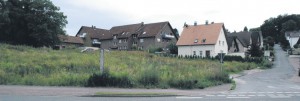 Noch wächst hier Unkraut: Seit Anfang der 1980er Jahre liegt das Areal auf der Ecke Borgholzhausener Straße/Bergstraße brach. Jetzt sollen hier zwei Komplexe mit zusammen 20 Wohnungen entstehen. Dazu muss allerdings der entsprechende Bebauungsplan geändert werden. Kritik gibt es seitens der Anwohner, die sich Sorgen über die Dimensionen der Gebäude und ihre Folgen machen. Foto: A. Hanneforth