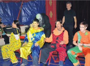 Gefährliche Abenteuer im Zirkus Die Gefahr lauert im Hintergrund: Man muss schon ein wenig genauer hinschauen, um den ebenso bleichen wie gestrengen Kunstkritiker zu entdecken, der mit der Bühnenshow der Clowns noch nicht zufrieden ist. Aber keine Angst, am Ende geht alles gut aus. Fotos: A. Großpietsch