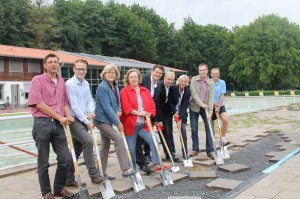 Bild von links: Wolfgang Beuge (Bündnis 90/Die Grünen), Daniel Hagemeier (CDU), Ulrike Poetter (FDP), Liane Fülling (SPD), Bürgermeister Thorsten Klute, Fachbereichsleiter Carsten Wehmöller, Tomma Freesemann von Generalunternehmen EKO-PLANT GmbH, Patrick Schlüter (SPD) und Schwimmmeister Hubert Brand 