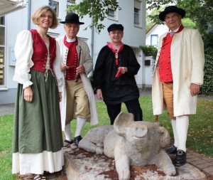 Personen auf den Bildern von links nach rechts: Bezirksbürgermeisterin Regina Kopp-Herr, Leineweber Hermann Rieger, Quirkendörper Friedhelm Hannig, Haller Willem Wilhelm  Lange