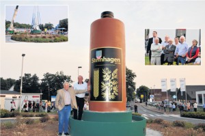 Da steht sie nun: Gerhard Goldbecker und Rainer Scharmann freuen sich über ihr Werk (großes Bild, von links). Das Spektakel beobachteten 250 Zuschauer, darunter Rokuplast-Geschäftsführer Sergej Netzel, der ehemalige Museums-Chef Dieter Flöttmann, Stiftungs-Vorstand Rainer Scharmann, Bürgermeister Klaus Besser, Bauamtsleiter Stephan Walter, Architekt Jürgen Brakhage und Karin Sötebier (kleines Bild, von links).