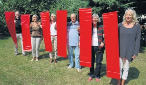 Haben nicht nur die Fahnen fest im Griff: Friedrich Richter, Anke Brandt, Astrid Konradt-Bock, Paul-Heinz Wöhrmann, Lore Henke-Bleikamp und Liselotte Tusch (von links) freuen sich, dass der Skulpturenpfad auch in diesem Jahr wieder viel fürs Auge bieten wird. Foto: A. Hanneforth