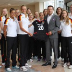 Deutsche Volleyball-Nationalmannschaft der Frauen beim Trikotsponsor