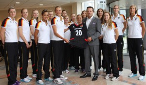 Zur Einkleidung war die deutsche Volleyball-Nationalmannschaft der Frauen beim Modekonzern GERRY WEBER International AG am heutigen Dienstag (03. September) in HalleWestfalen erschienen und wurde vom Vorstandsmitglied Ralf Weber begrüßt. Kapitänin Margareta Kozuch überreichte als Dankeschön ein Nationaltrikot mit den Unterschriften der Spielerinnen (von links): Heike Beier, Jana-Franziska Poll, Jennifer Geerties, Lisa Izquierdo, Saskia Hippe, Christiane Fürst, Lisa Thomsen, Denise Hanke, Kathleen Weiß, Berit Kauffeldt, Corina Ssuschke-Voigt, Lenka Dürr, Anja Brandt und Maren Brinker. © GERRY WEBER WORLD (HalleWestfalen)