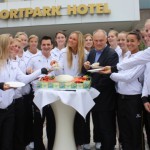 Stop-and-Go-Fahrt auf den Autobahnen – Begrüßung mit einer Marzipantorte