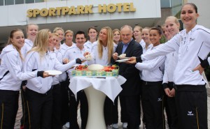 Die deutsche Volleyball-Nationalmannschaft der Frauen wurde am heutigen Montag (02. September) mit einer großen Torte im GERRY WEBER Sportpark Hotel in HalleWestfalen willkommen geheißen und beteiligt daran sind (von links): Lenka Dürr, Jennifer Geerties, Kathleen Weiß, Lisa Thomsen, Saskia Hippe, Maren Brinker, Bundestrainer Giovanni Guidetti, Christiane Fürst, Kapitänin Margareta Kozuch, Berit Kauffeldt, Horst Erpenbeck (Marketingleiter GERRY WEBER Management & Event OHG), Anja Brandt, Denise Hanke, Lisa Izquierdo, Heike Beier, Jana-Franziska Poll und Corina Ssuschke-Voigt. © GERRY WEBER WORLD (HalleWestfalen)