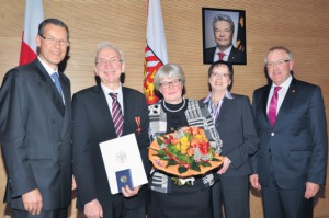 Gruppenbild mit Bundespräsident: Joachim Gauck wohnte der Ordensverleihung zwar nur als Bildnis im Hintergrund bei, doch er hat die Urkunde unterschrieben. Unser Bild zeigt – von links: Landrat Sven-Georg Adenauer, Arnold Weßling, Magdalene Weßling, Regierunsgpräsidentin Marianne Thomann-Stahl und Bürgermeister Klemens Keller. Foto: A. Großpietsch