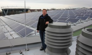 Ingenieur Jörg Steinweg ist für Spezialist für energieeffiziente Technik in Schwimmbädern. Für das neue Lindenbad hat er unter anderem die große Photovoltaikanlage auf dem Dach geplant, die im Januar in Be-trieb geht. Dann wird auch das neue Blockheizkraftwerk montiert, das  50 Prozent des Wärmebedarfes liefern soll.