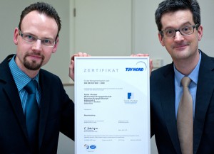 Freuen sich über die ISO-Zertifizierung des TÜV Nord: Michael Fortmann und Dr. Roland Tomik (von links) von der Haller Steuerberatungs- und Wirtschaftsprüfungskanzlei Tomik + Partner.