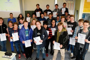 Tolle Ergebnisse: Die erzielten die Gesamtschüler aus Werther und Borgholzhausen beim Wettbewerb »Chemie entdecken«. Für ihre Leistungen wurden sie gestern Vormittag mit Urkunden ausgezeichnet. Foto: A. Hannefort