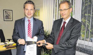      Bürgermeister Michael Meyer-Hermann (l.) und KämmererAndreas Pöhler setzenvor alleminder Kultur den Rotstift an.           FOTO: U. POLLMEIER