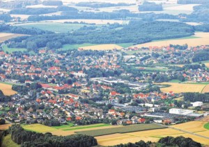 Borgholzhausen aus der Luft: Die Stadt hat sich seit den Zweiten Weltkrieg wit in die umgebende Landschaft hinein ausgedehnt. Die Frage ist, wie diese Entwicklung weitergehen soll.