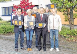 Peter Schumacher (Gesamtschule), Schulleiterin Ulla Husemann, Manfred Warias(Kulturverein),Guntram Boers (Sparkasse), Astrid Schütze (Vorsitzende des Kulturvereins) und Marc-Oliver Schuster freuen sich auf den Poetry-Slam. FOTO: N. KRÖGER