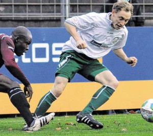 Rechts wie links einsetzbar: Gerrit Weinreich (rechts) - hier im Trikot des FC Güterslog - darf ab dem Januar für den SC Peckeloh in Pflichtspielen auflaufen.