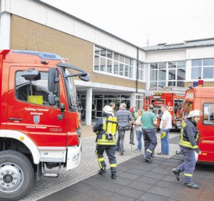  Feuerwehreinsatz im Schulzentrum: Im Juni rollen zweimal die Löschzüge an. Erst läst eine kokelnde Wandlampe Alarm aus, dann steht ein Sofa in Flammen. FOTO: F.JASPER