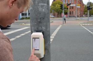 Das Spiel läuft: Finaler Streetpong-Test vor der Weltpremiere. Sandro Engel (Vordergrund) und Amelie Künzler (an der hinteren Ampel) testen das Spiel