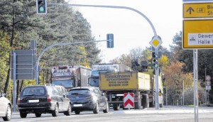 Währen dein Laster an der Kreuzung Schnatweg in Richtung Bielefeld braust, verhalten sich die entgegen kommenden Kollegen unterschiedlich. Einer wird gleich links auf die Südumgehung abbiegen, der andere fährt gerade aus in Richtung Halle weiter. Ob er das darf, ist nur schwer festzustellen. FOTO: H. GONTEK Währen dein Laster an der Kreuzung Schnatweg in Richtung Bielefeld braust, verhalten sich die entgegen kommenden Kollegen unterschiedlich. Einer wird gleich links auf die Südumgehung abbiegen, der andere fährt gerade aus in Richtung Halle weiter. Ob er das darf, ist nur schwer festzustellen. FOTO: H. GONTEK